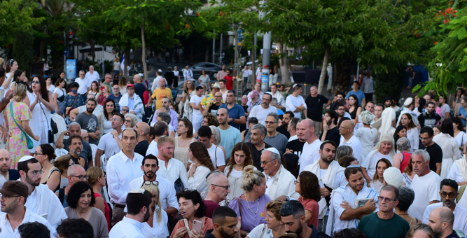 מתכוננים לתפילה בכיכר דיזנגוף בתל אביב