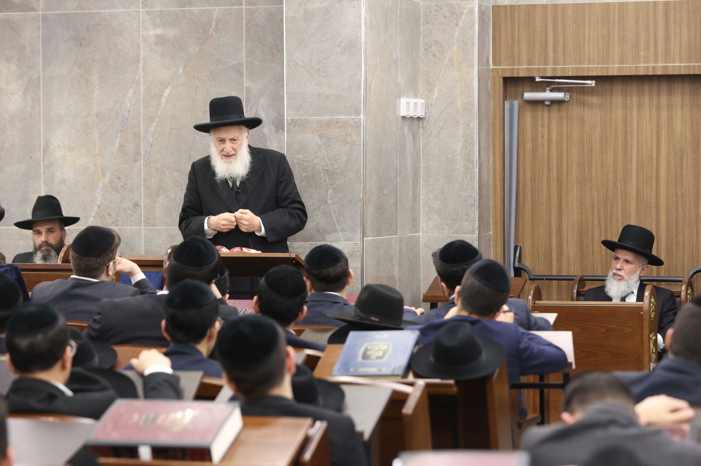 הגאון הרב שמואל בצלאל בשיחת חיזוק בישיבת 'אבני נזר'