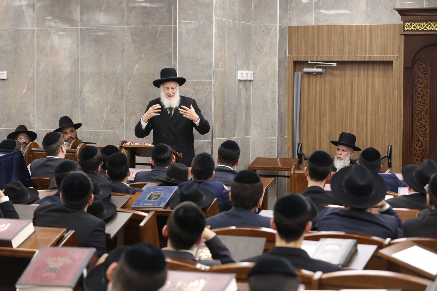 הגאון הרב שמואל בצלאל בשיחת חיזוק בישיבת 'אבני נזר'