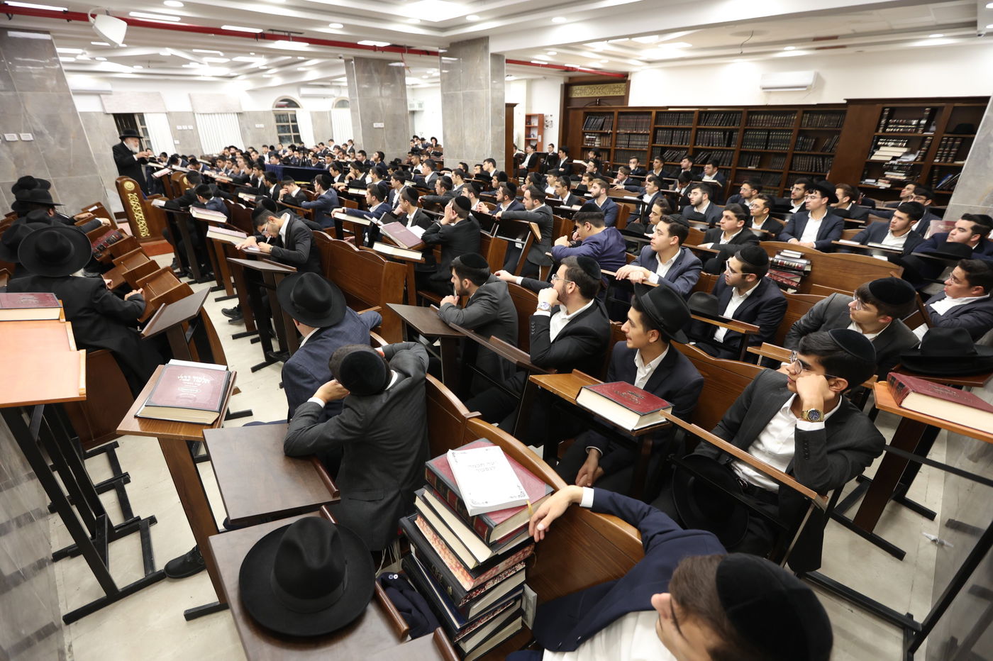 הגאון הרב שמואל בצלאל בשיחת חיזוק בישיבת 'אבני נזר'