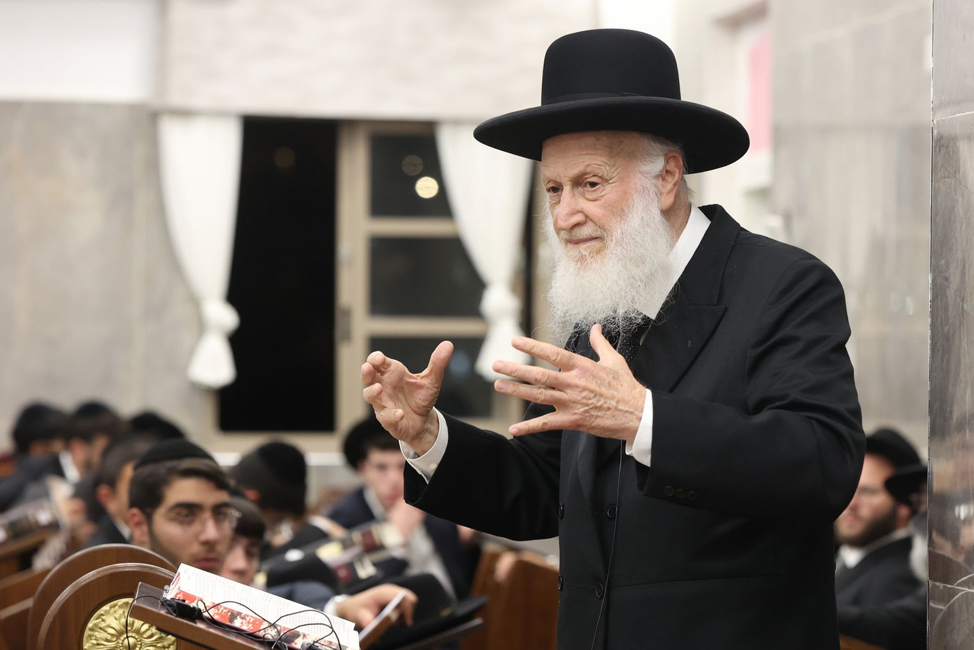 הגאון הרב שמואל בצלאל בשיחת חיזוק בישיבת 'אבני נזר'