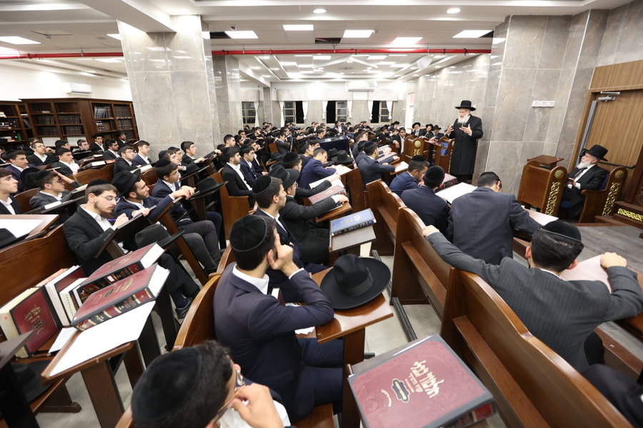 הגאון הרב שמואל בצלאל בשיחת חיזוק בישיבת 'אבני נזר'