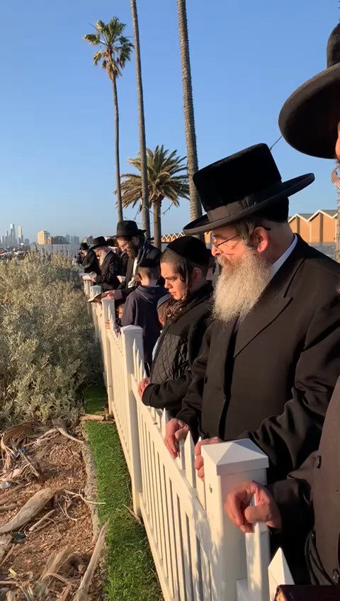 גאב"ד מעלברון שבאוסטרליה בתשליך יחד עם בני קהילתו 