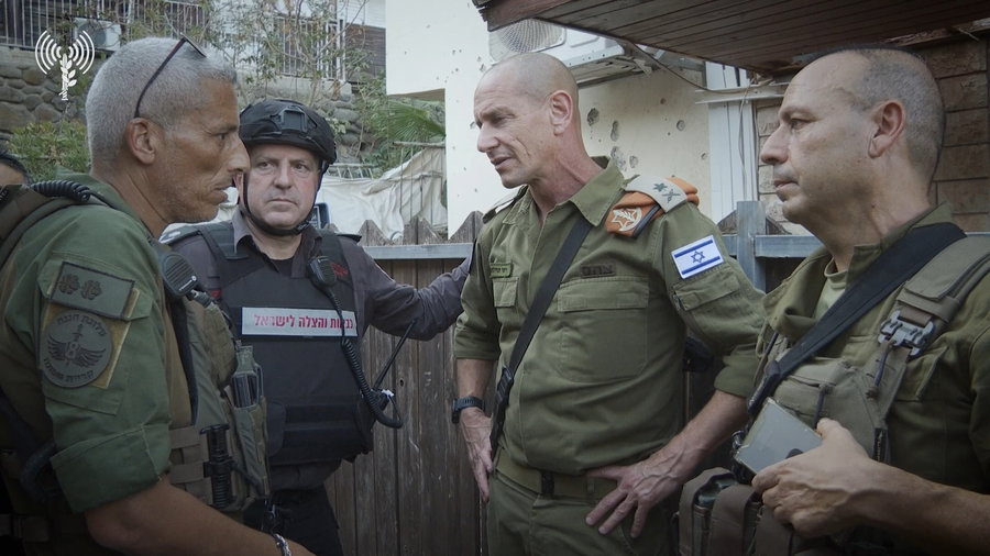 צפו באלוף פיקוד העורף רפי מילוא בזירות הפגיעות הישירות בצפת ובקריית שמונה