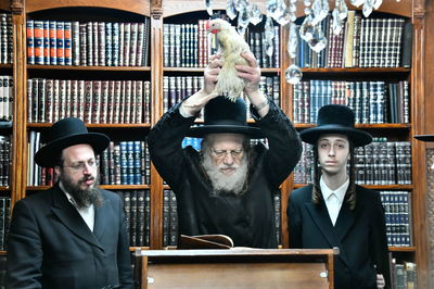 האדמו"ר ממודז'יץ במנהג כפרות