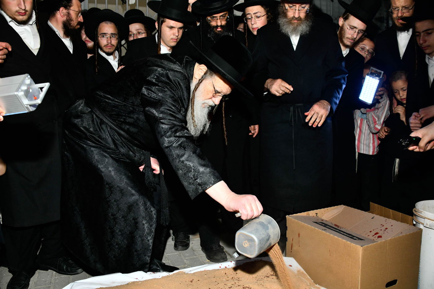 האדמו"ר ממודז'יץ במנהג כפרות