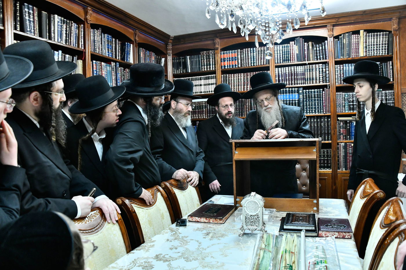 האדמו"ר ממודז'יץ במנהג כפרות