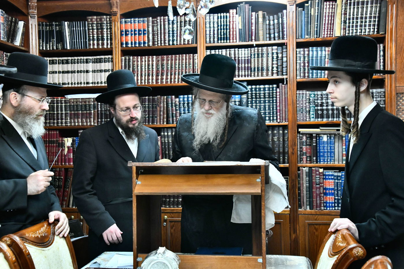 האדמו"ר ממודז'יץ במנהג כפרות