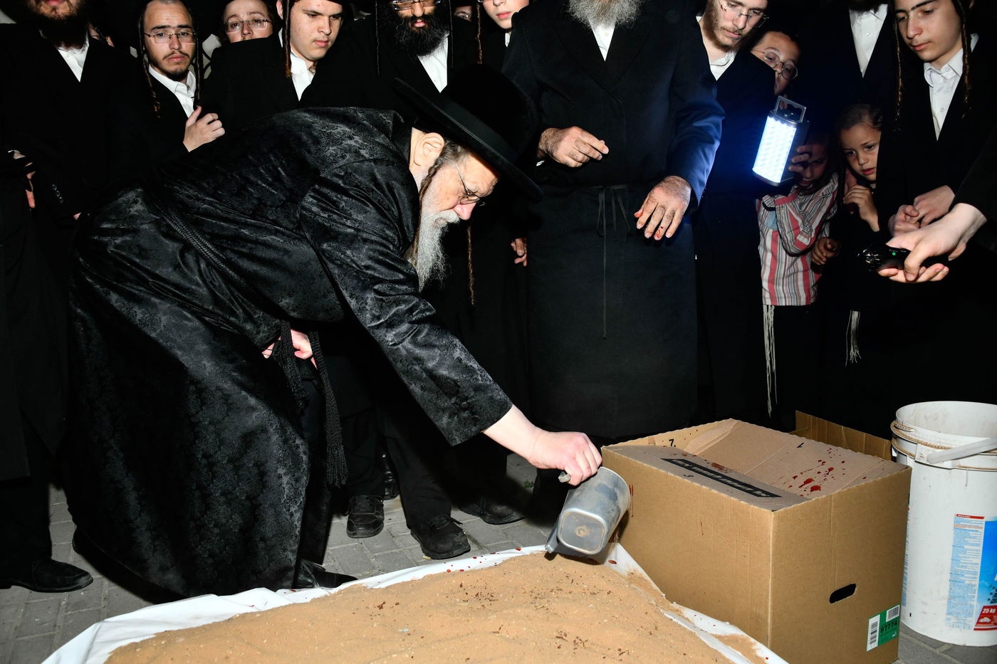 האדמו"ר ממודז'יץ במנהג כפרות