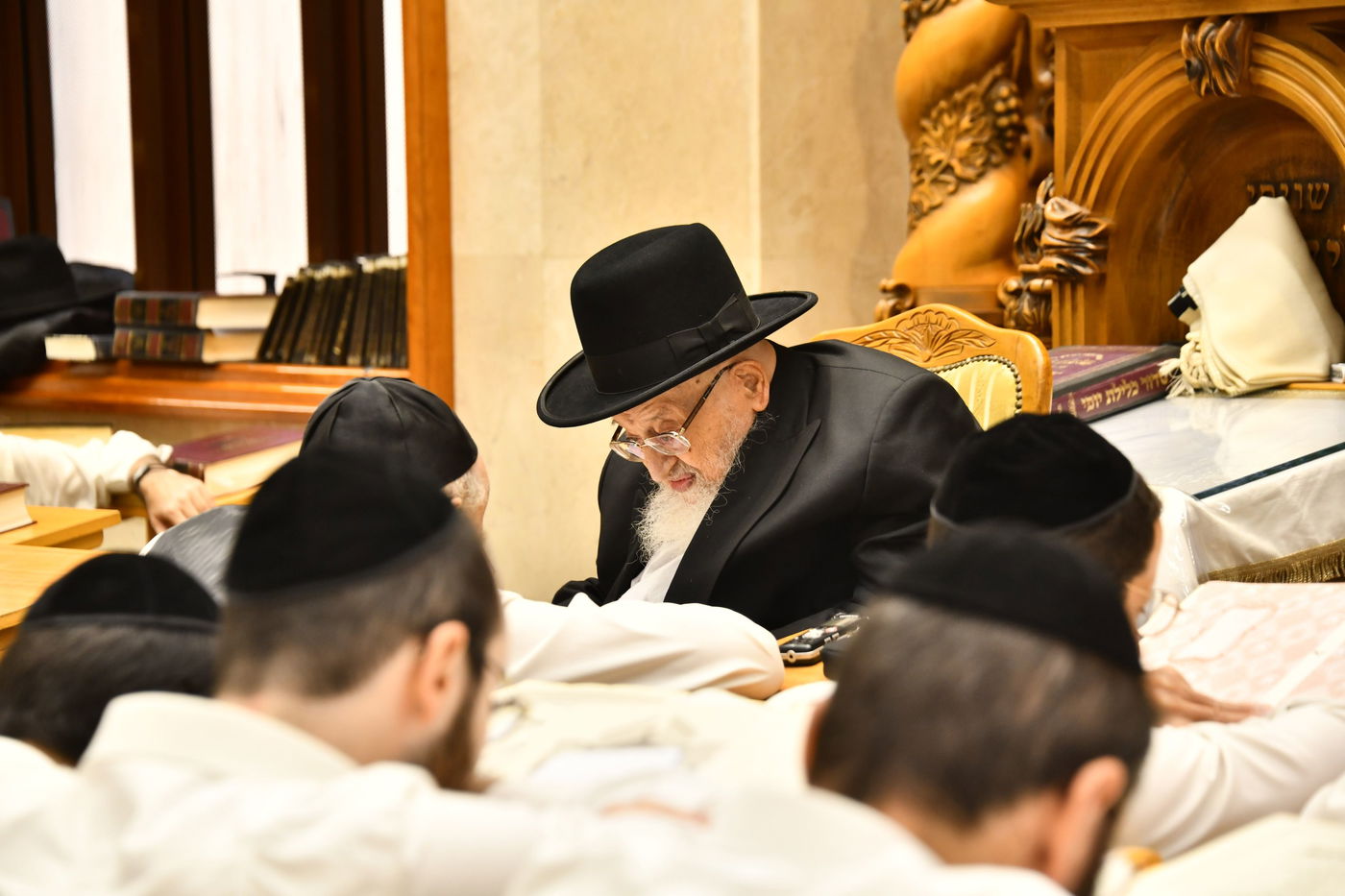 הגרמ"צ ברגמן בשיחת חיזוק בהיכל ישיבתו 