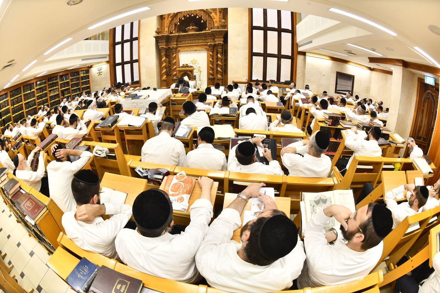 הגרמ"צ ברגמן בשיחת חיזוק בהיכל ישיבתו 