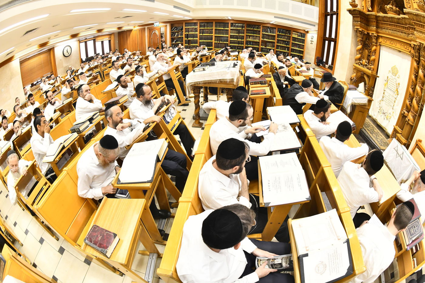 הגרמ"צ ברגמן בשיחת חיזוק בהיכל ישיבתו 