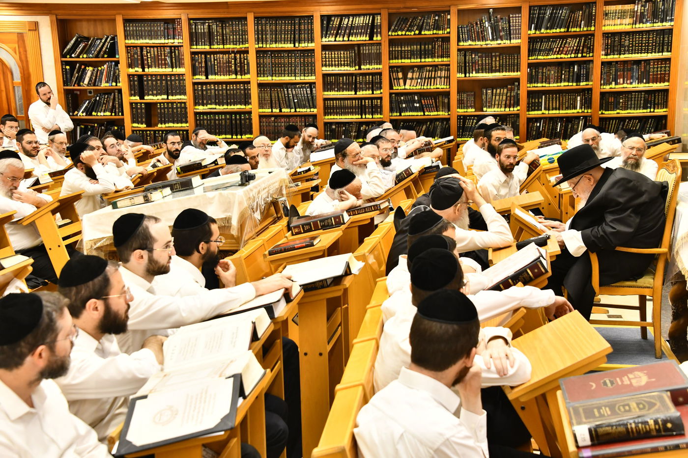 הגרמ"צ ברגמן בשיחת חיזוק בהיכל ישיבתו 