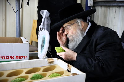 האדמו"ר מפינסק קרלין בבדיקת אתרוגים לחג הסוכות, בכפר חב"ד  