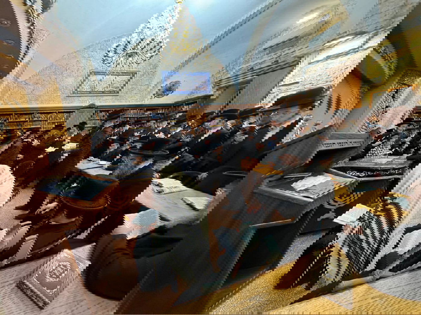 גאב"ד מאקווא בתפילה במקומות הקדושים 