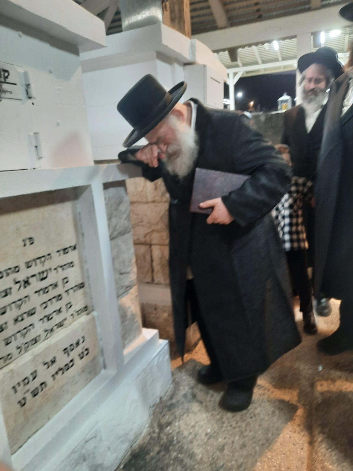 גאב"ד מאקווא בתפילה במקומות הקדושים 