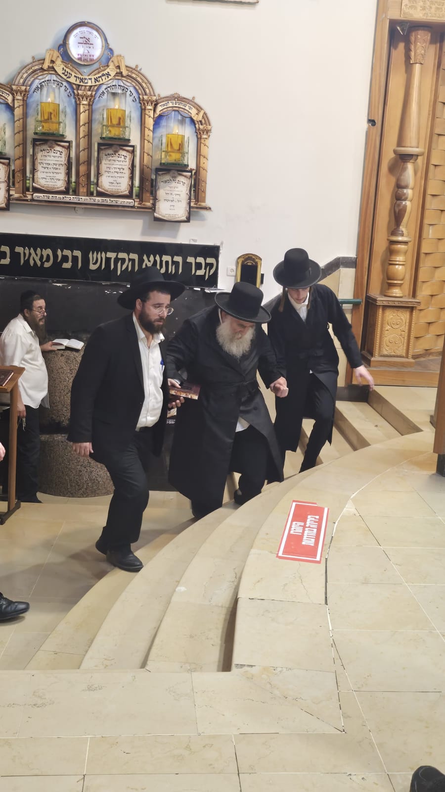 גאב"ד מאקווא בתפילה במקומות הקדושים 