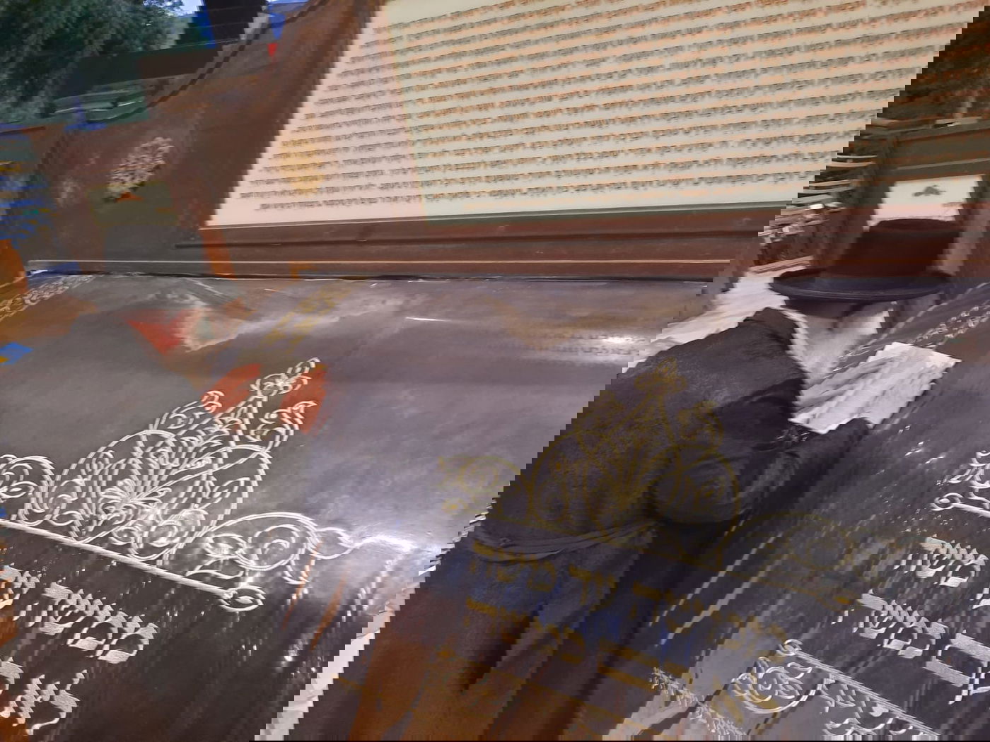 גאב"ד מאקווא בתפילה במקומות הקדושים 