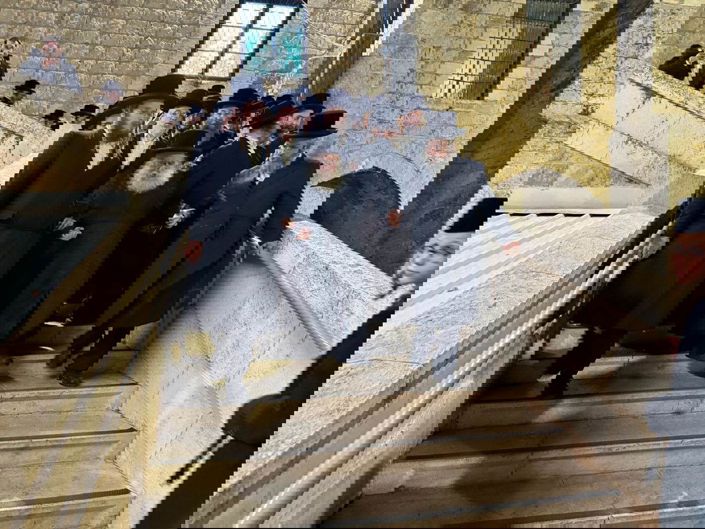 גאב"ד מאקווא בתפילה במקומות הקדושים 