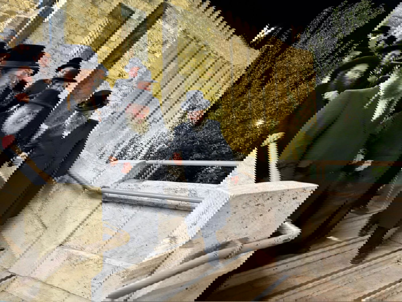 גאב"ד מאקווא בתפילה במקומות הקדושים 