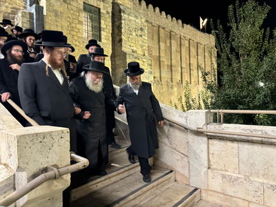 גאב"ד מאקווא בתפילה במקומות הקדושים 