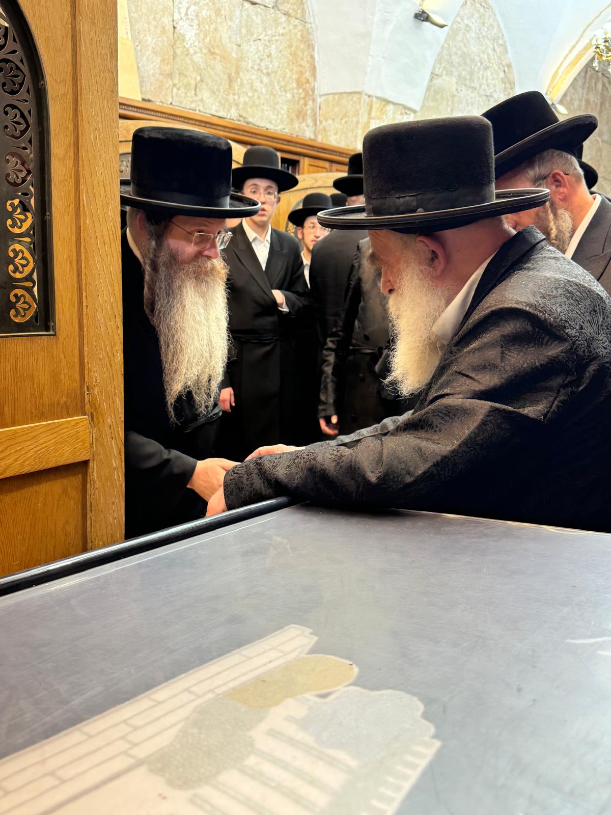 גאב"ד מאקווא בתפילה במקומות הקדושים 