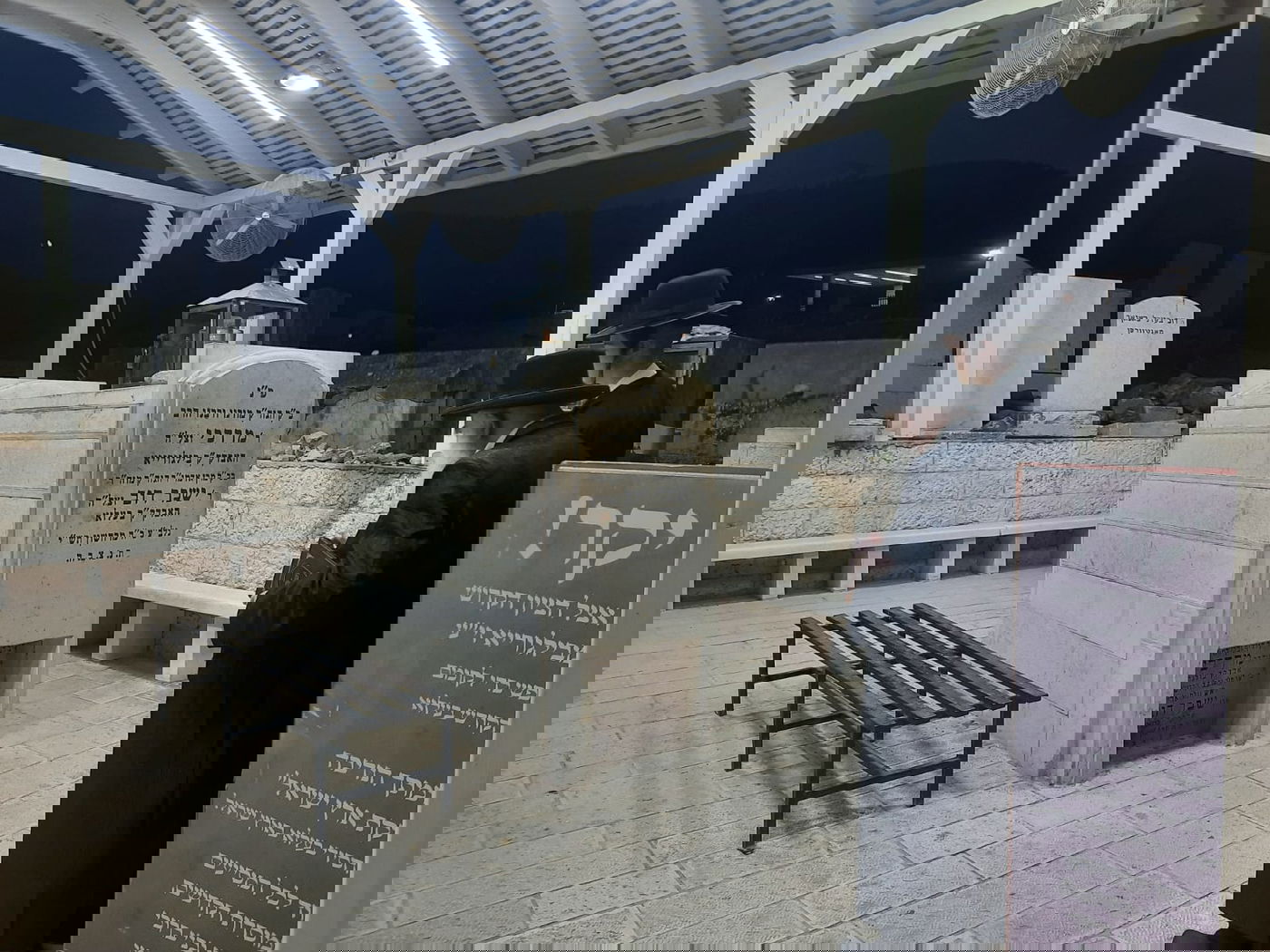 גאב"ד מאקווא בתפילה במקומות הקדושים 