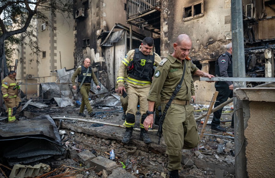 מפקד פיקוד העורף האלוף רפי מילוא בזירות הפגיעות הישירות