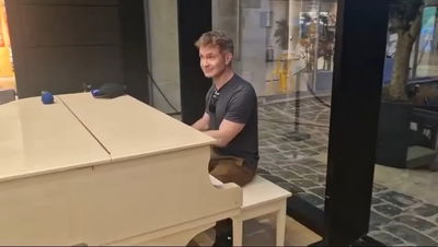 הפרשן הבריטי שנלחם עבור ישראל ביקר בביה"ח וניגן להנאתו