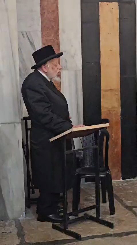 בשירת 'תפן אלינו ברחמים' במערת המכפלה 