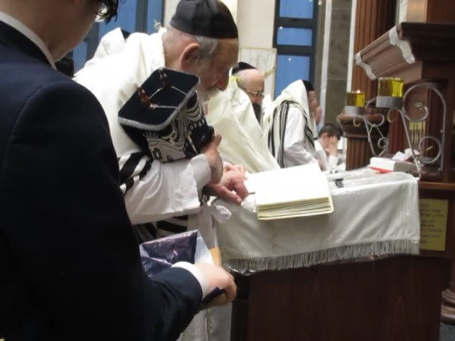 ראש ישיבת גאון עקב הגאון רבי זאב ברלין עם ספר תורה בהיכל ישיבת גאון יעקב יום כיפור