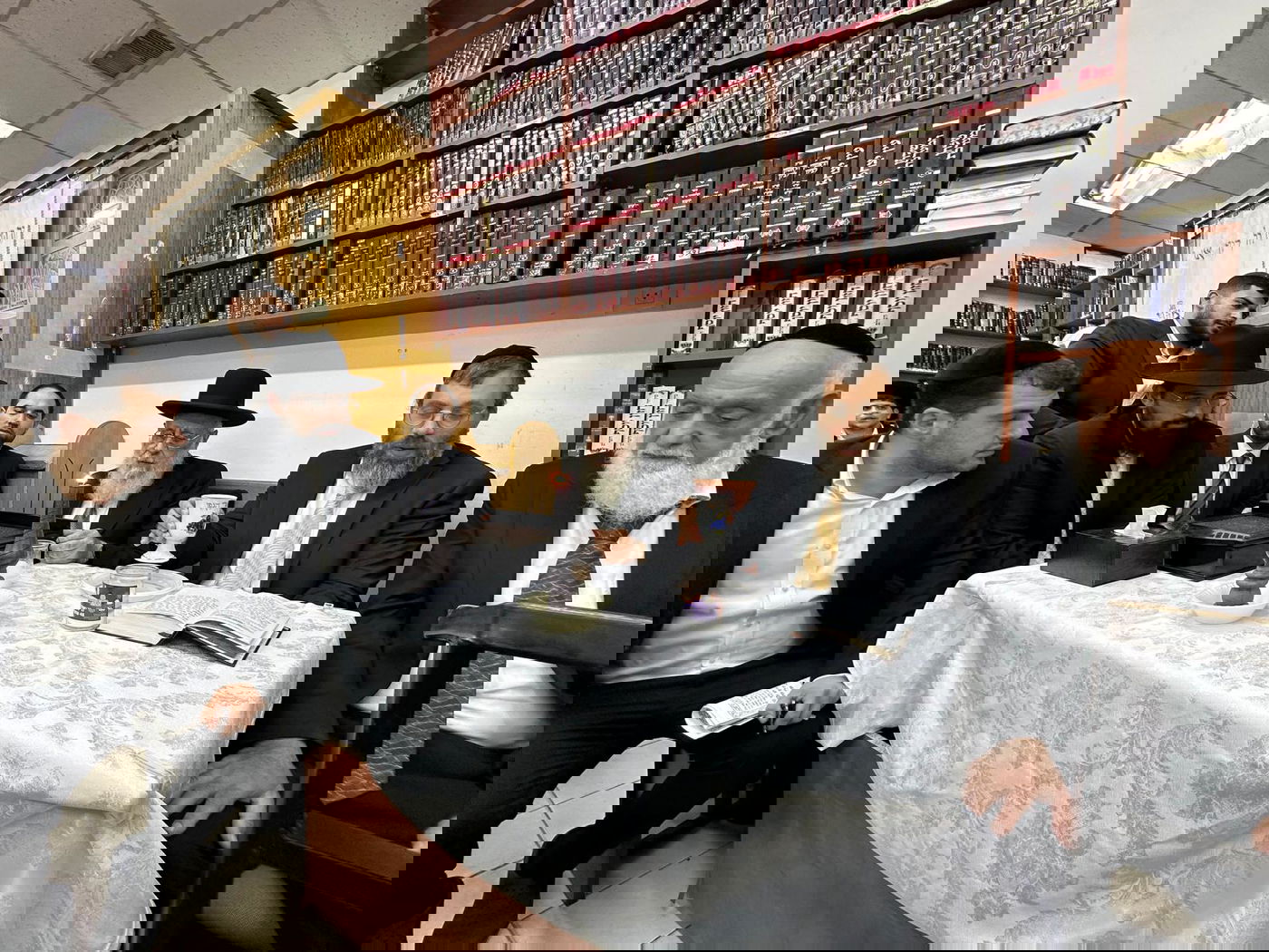 ברכת הלבנה והבדלה | הראש"ל הגאון רבי יצחק יוסף במוצאי כיפור 