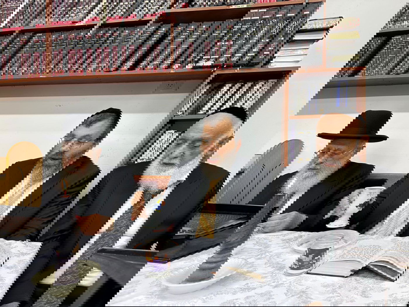 ברכת הלבנה והבדלה | הראש"ל הגאון רבי יצחק יוסף במוצאי כיפור 