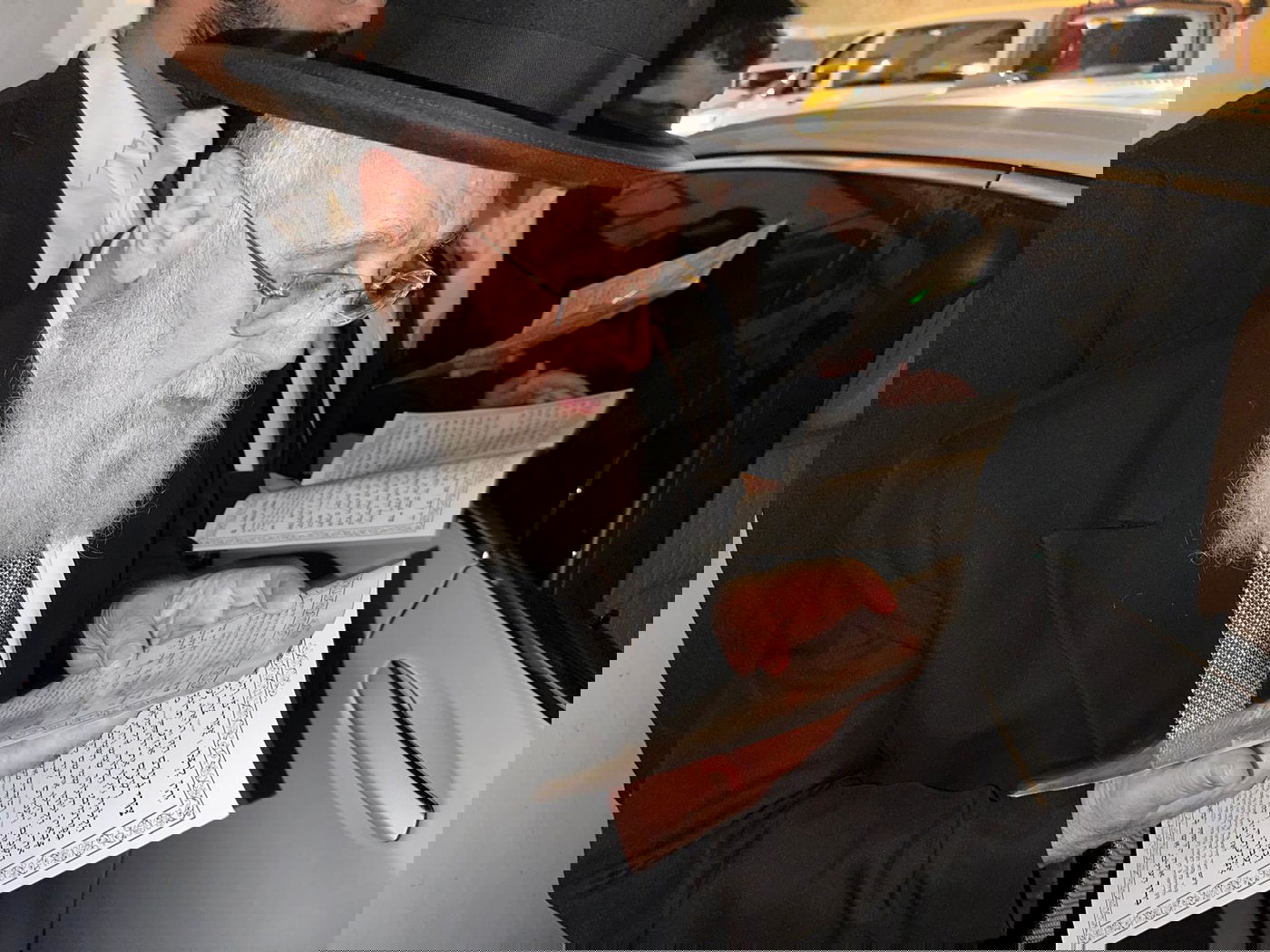 ברכת הלבנה והבדלה | הראש"ל הגאון רבי יצחק יוסף במוצאי כיפור 