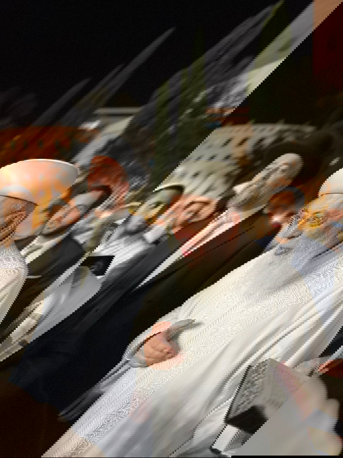 בגלימה הלבנה: הראשון לציון הגר"ש עמאר בהבדלה בצאת הצום