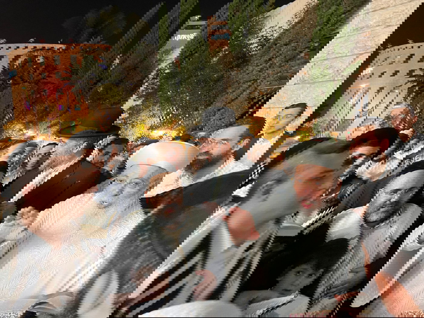 בגלימה הלבנה: הראשון לציון הגר"ש עמאר בהבדלה בצאת הצום