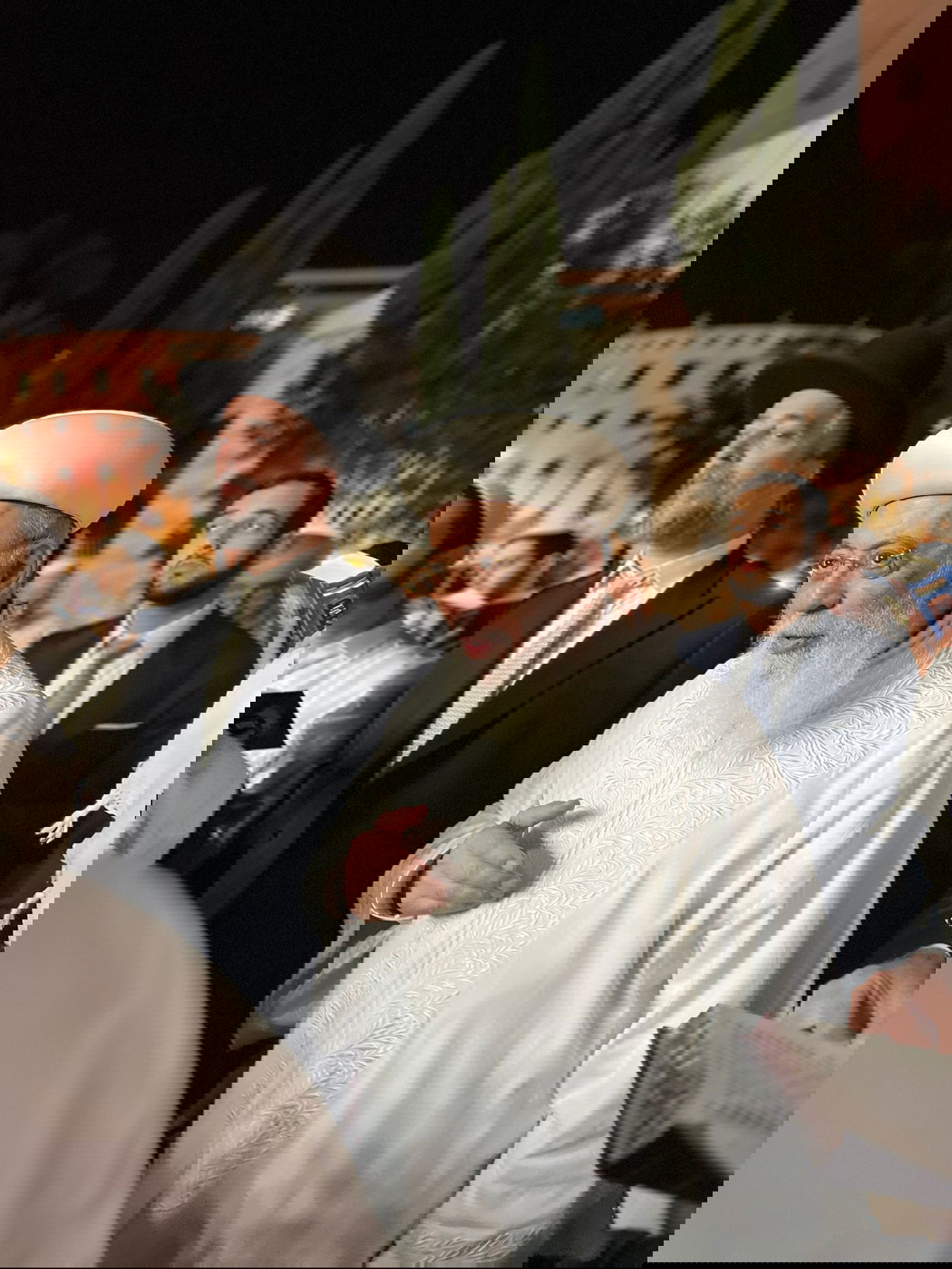 בגלימה הלבנה: הראשון לציון הגר"ש עמאר בהבדלה בצאת הצום