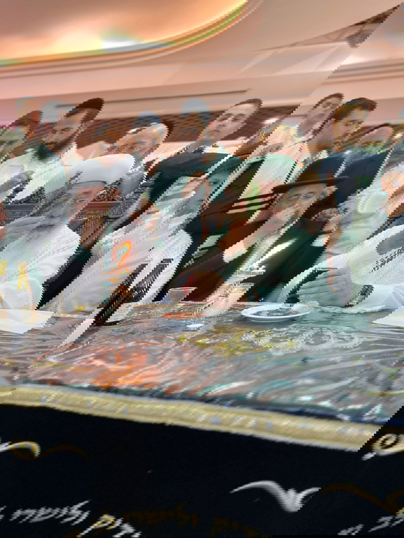 בגלימה הלבנה: הראשון לציון הגר"ש עמאר בהבדלה בצאת הצום