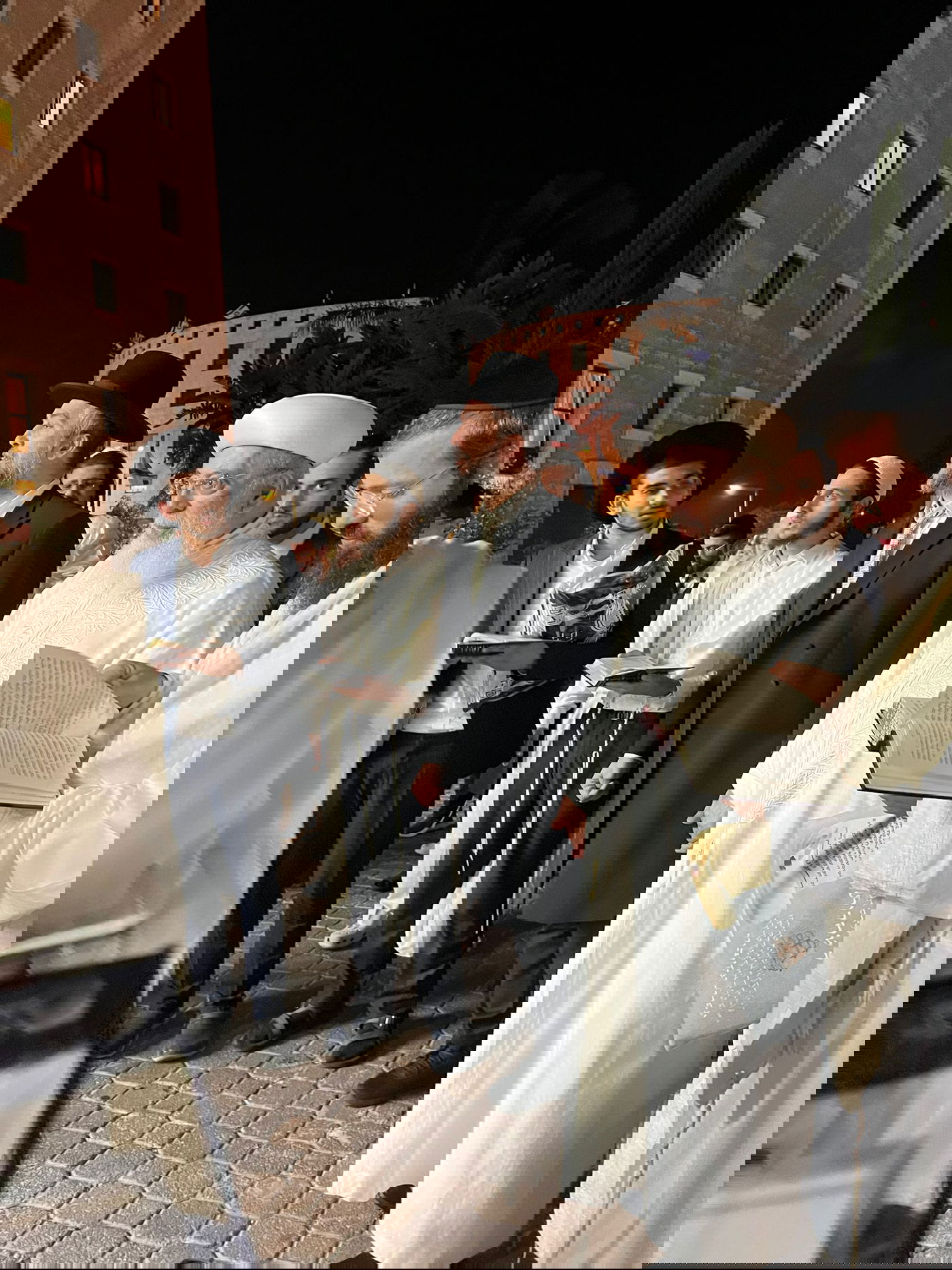 בגלימה הלבנה: הראשון לציון הגר"ש עמאר בהבדלה בצאת הצום