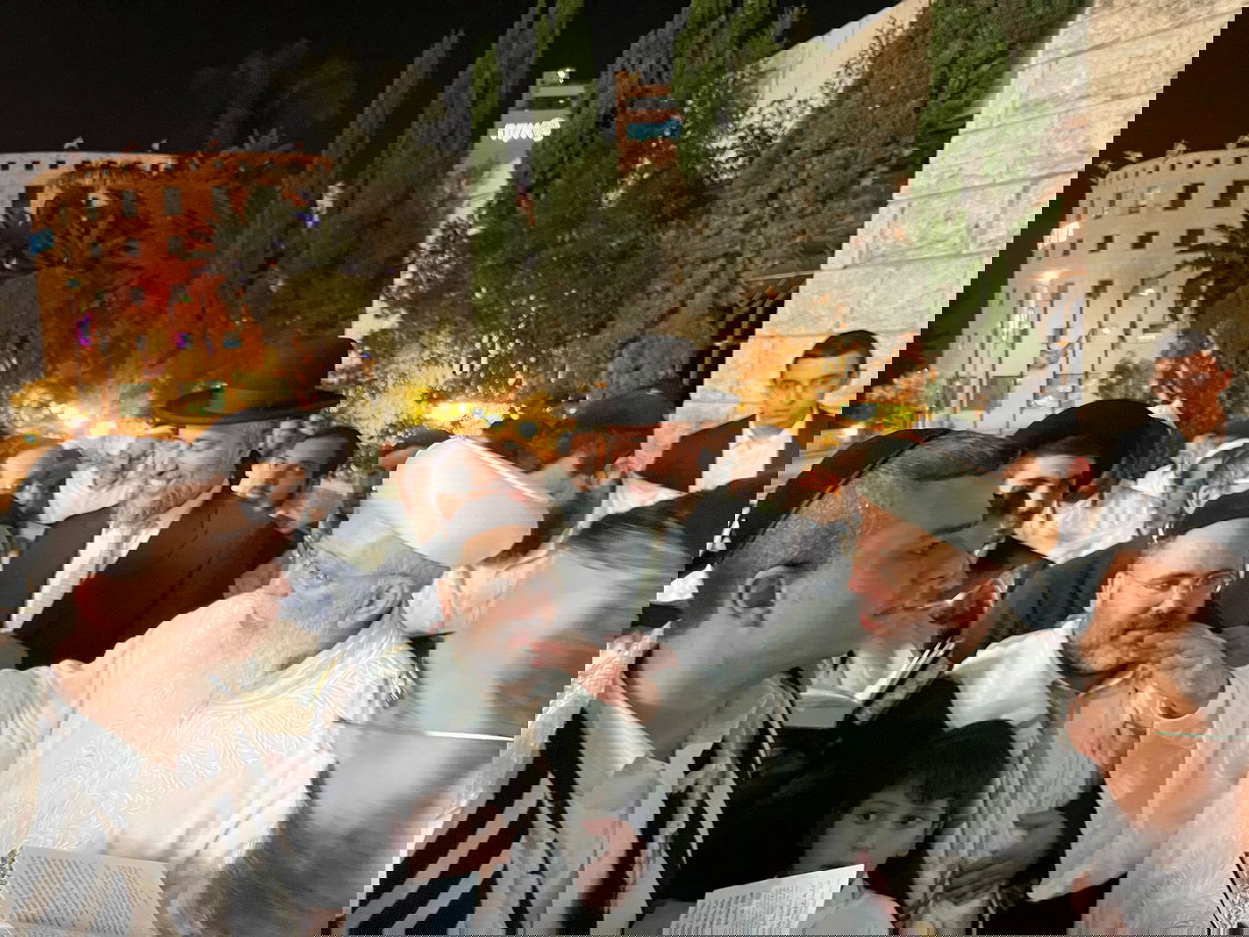 בגלימה הלבנה: הראשון לציון הגר"ש עמאר בהבדלה בצאת הצום