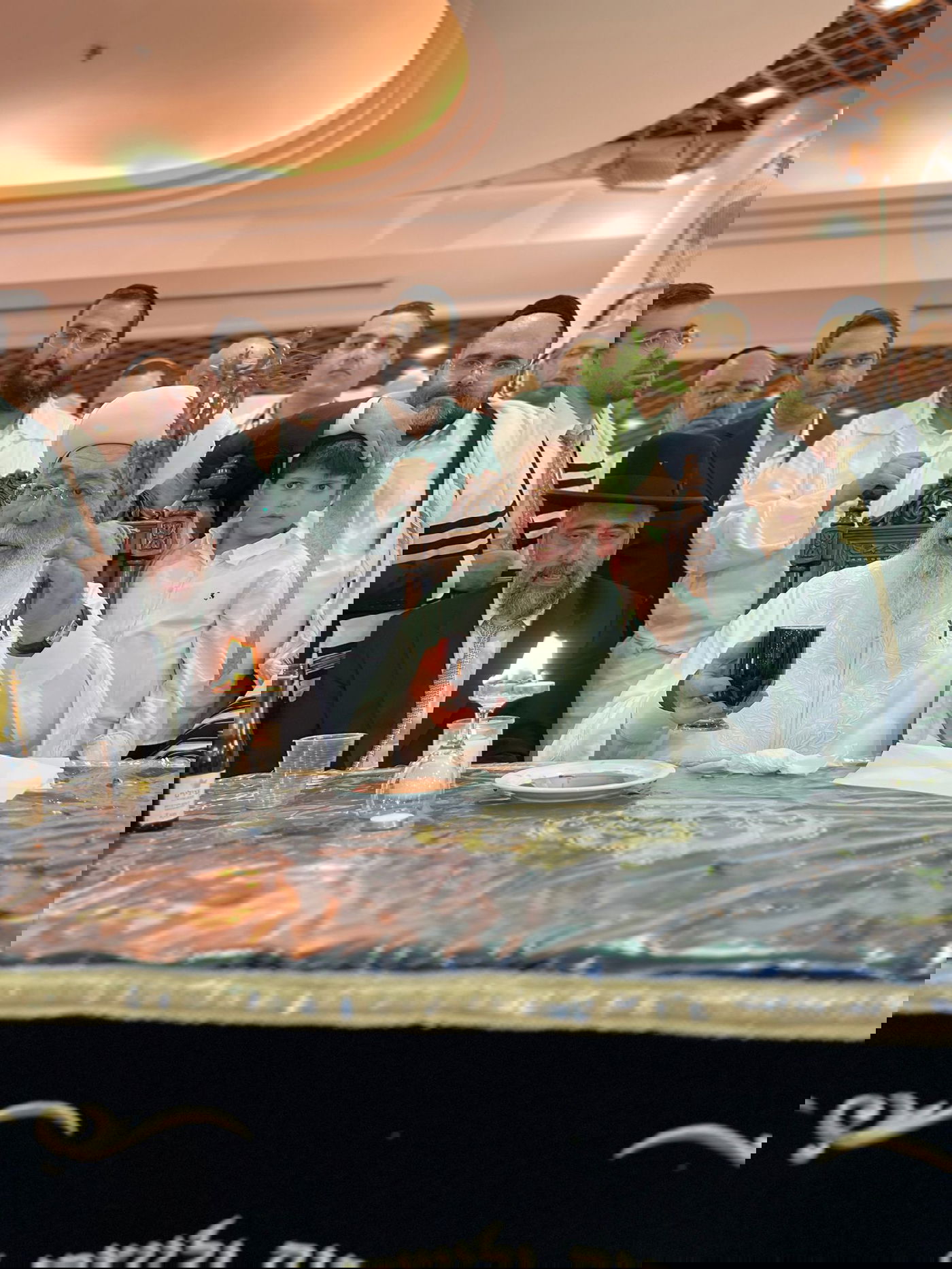 בגלימה הלבנה: הראשון לציון הגר"ש עמאר בהבדלה בצאת הצום