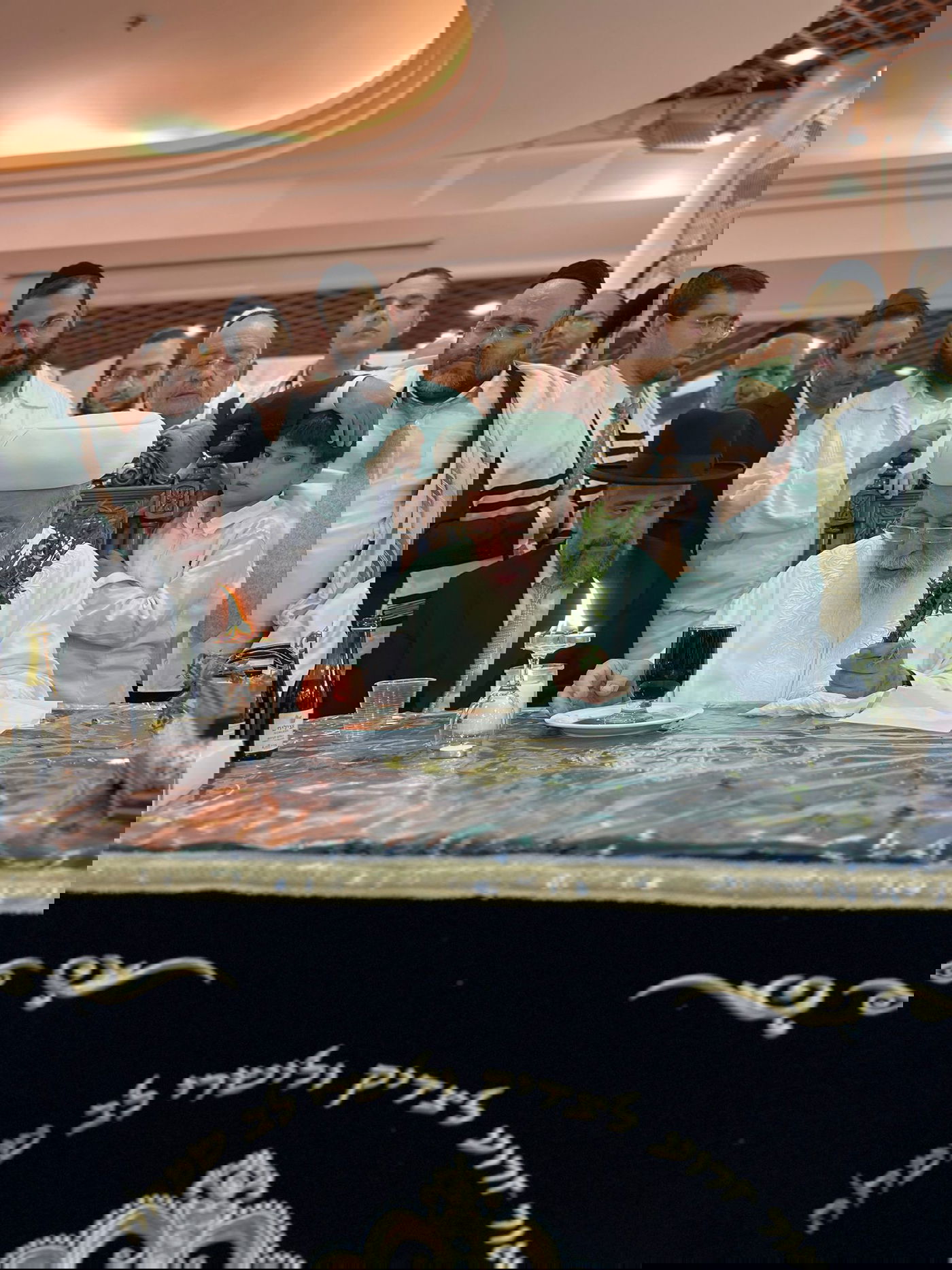 בגלימה הלבנה: הראשון לציון הגר"ש עמאר בהבדלה בצאת הצום