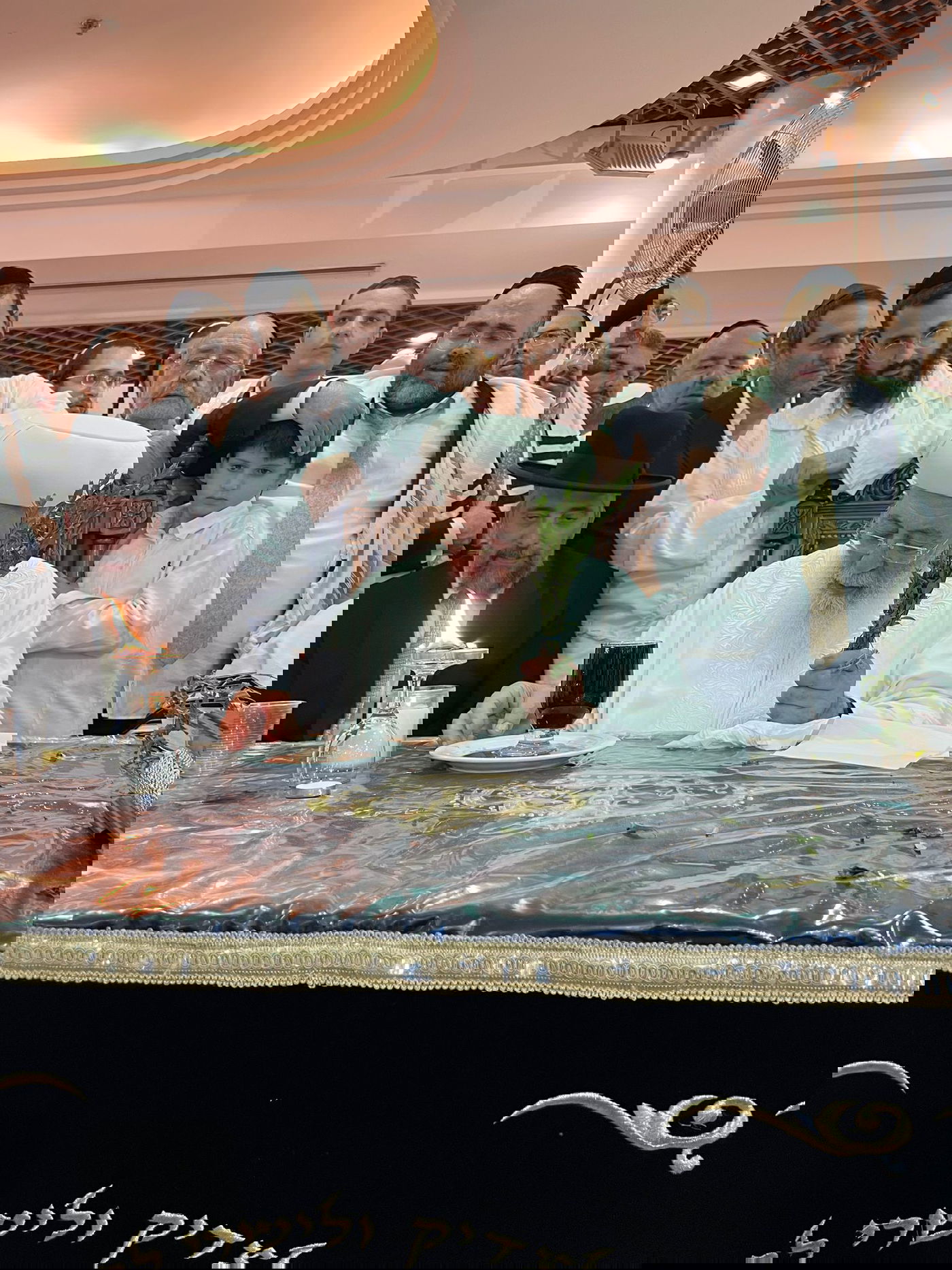 בגלימה הלבנה: הראשון לציון הגר"ש עמאר בהבדלה בצאת הצום