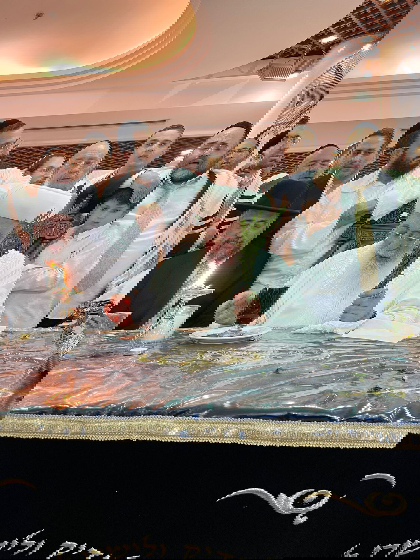 בגלימה הלבנה: הראשון לציון הגר"ש עמאר בהבדלה בצאת הצום