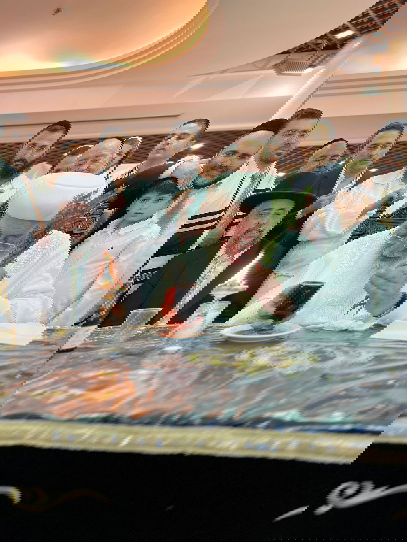 בגלימה הלבנה: הראשון לציון הגר"ש עמאר בהבדלה בצאת הצום