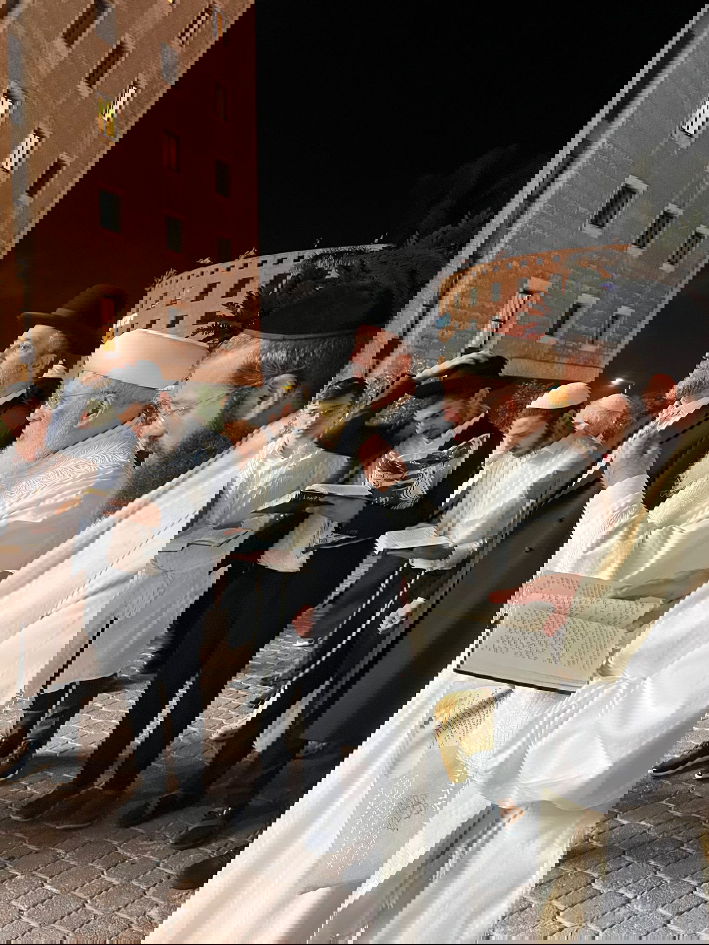 בגלימה הלבנה: הראשון לציון הגר"ש עמאר בהבדלה בצאת הצום