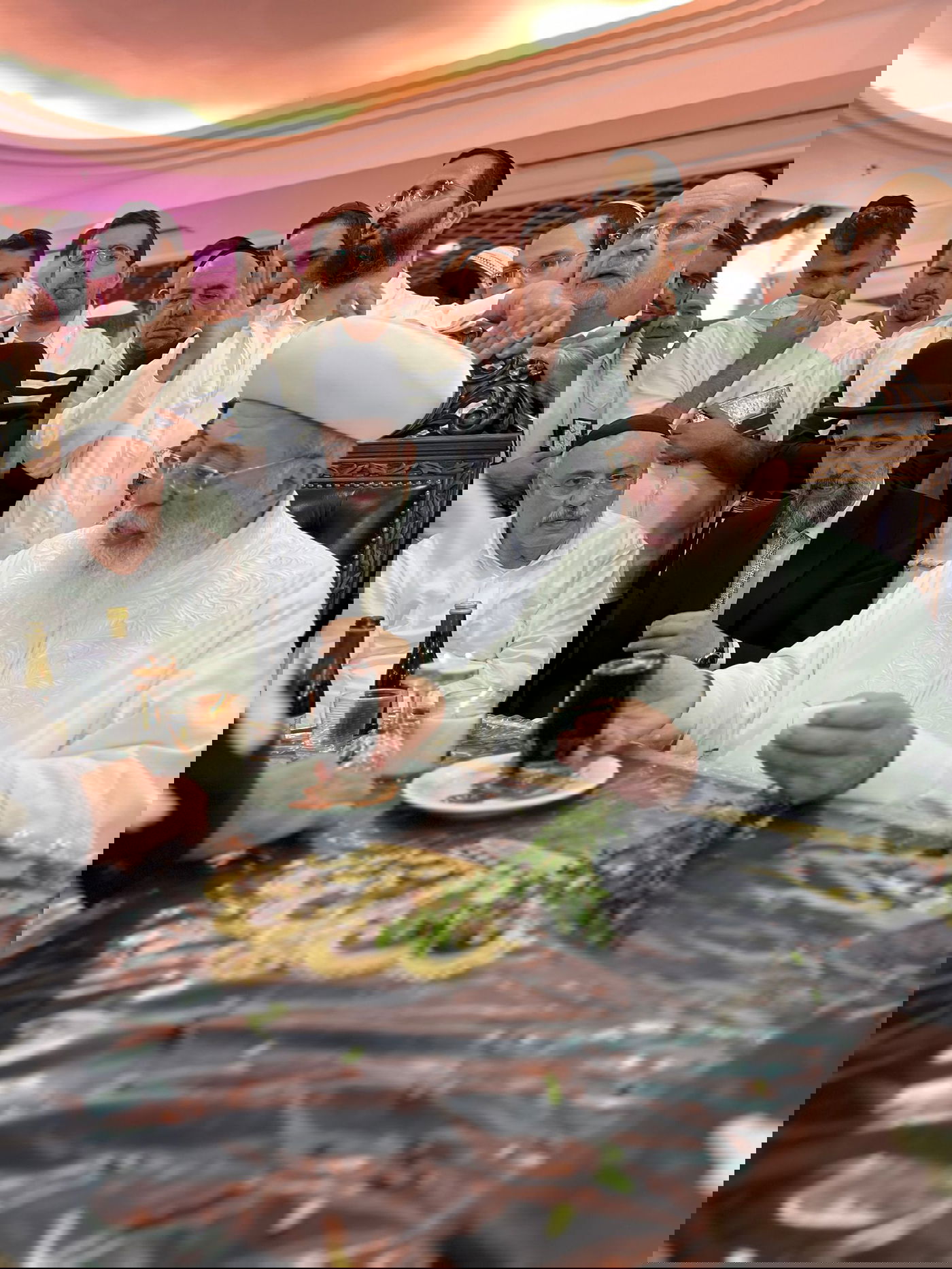 בגלימה הלבנה: הראשון לציון הגר"ש עמאר בהבדלה בצאת הצום