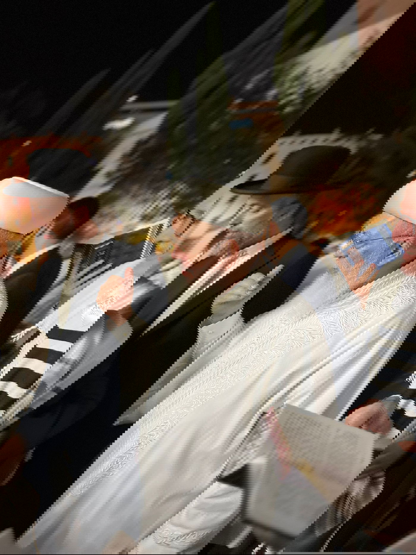 בגלימה הלבנה: הראשון לציון הגר"ש עמאר בהבדלה בצאת הצום