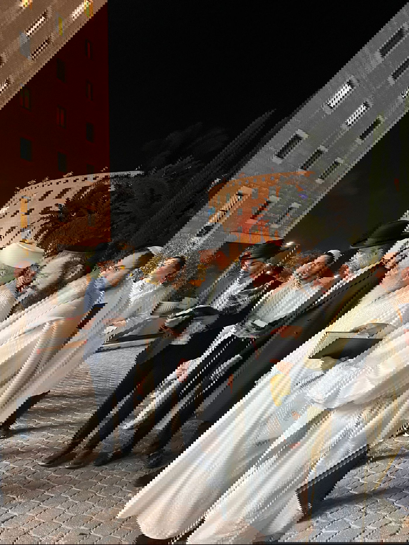 בגלימה הלבנה: הראשון לציון הגר"ש עמאר בהבדלה בצאת הצום