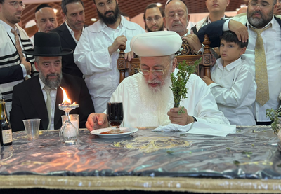 בגלימה הלבנה: הראשון לציון הגר"ש עמאר בהבדלה בצאת הצום